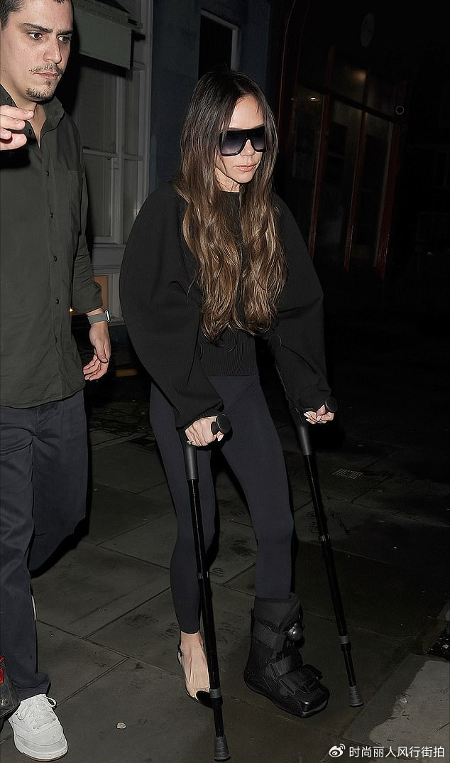 49岁贝嫂真拼脚骨折了拄着拐杖出街另一只脚还穿高跟鞋臭美