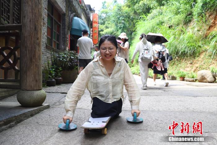 无腿女孩蒋张子怡走路图片