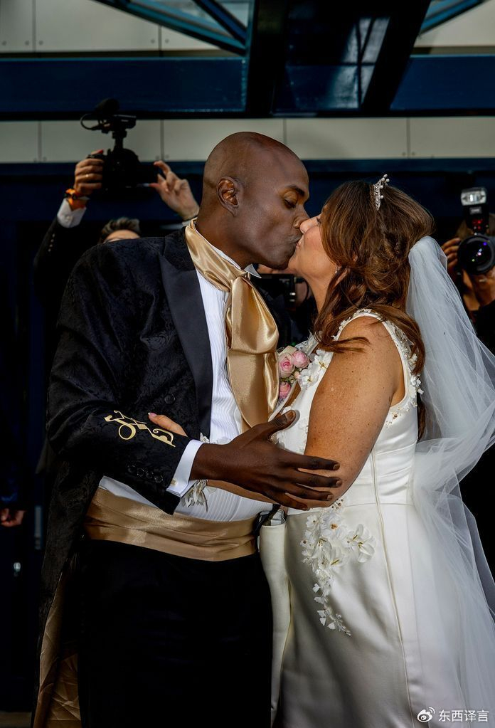 52岁挪威公主如愿嫁给黑人萨满,国王拥抱了新女婿,瑞典王室捧场__财经