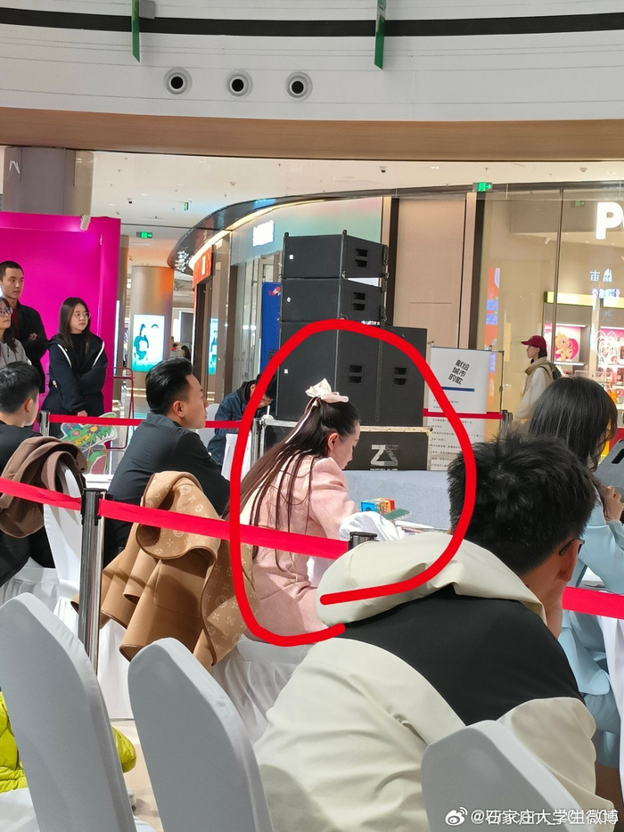 网友:欢乐汇歌手大赛的评委也太不尊重选手了吧.
