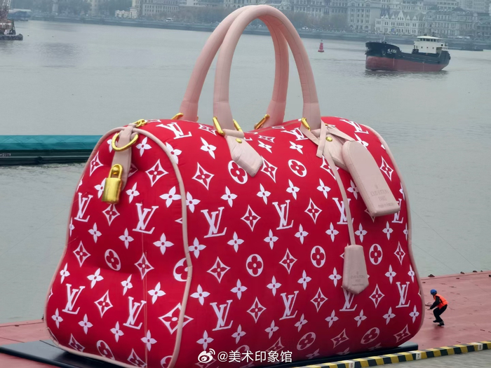 上海黄浦江畔这个应该是世界最大的lv包了吧