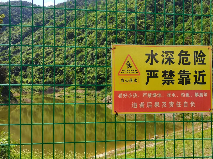 加强重点水域安全管理,在隐患处设置安全警示牌,救生杆,救生圈等设施