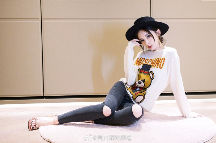 古力娜扎的一组美腿图集