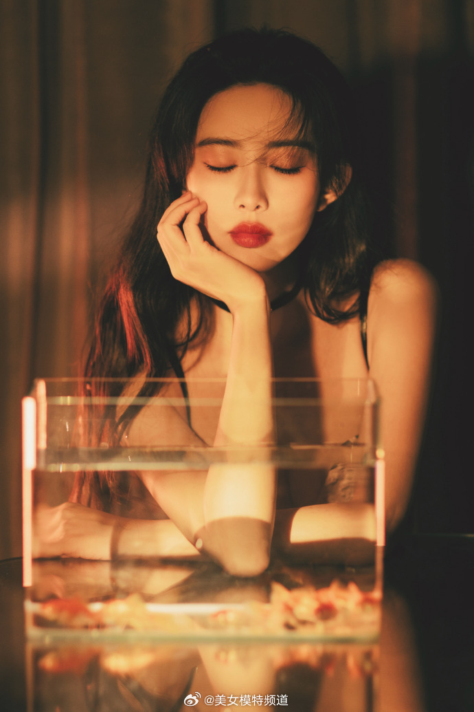 孟子义港风复古光影写真照 深v吊带一抹红唇性感十足__财经头条