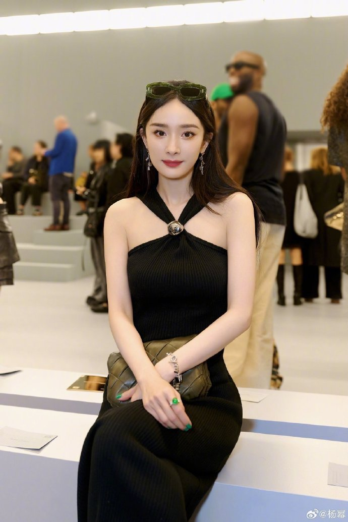 杨幂高跟鞋好像有点大了,不过杨幂依然很美啊,真让人心动