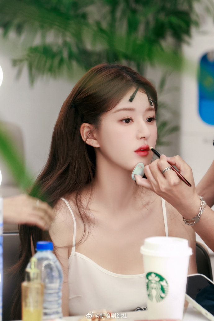 赵露思柠檬黄吊带真滴好好看呀特别清新特别美喜欢这个风格