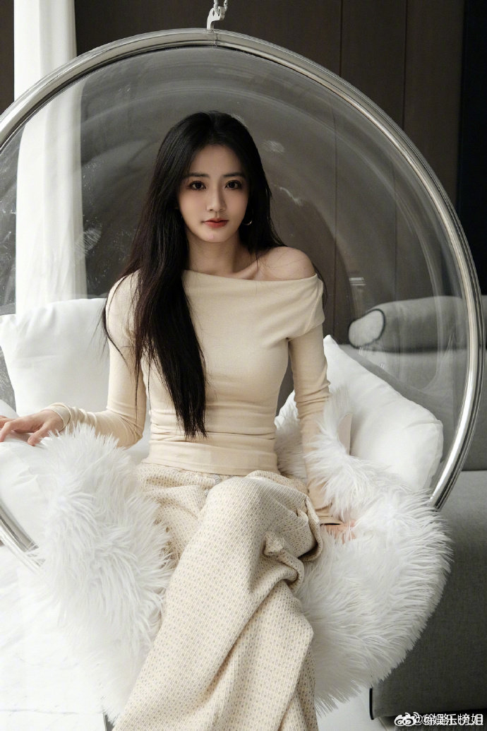 徐璐露肩营业照想在美女的锁骨上滑滑梯璐璐好美啊好迷人