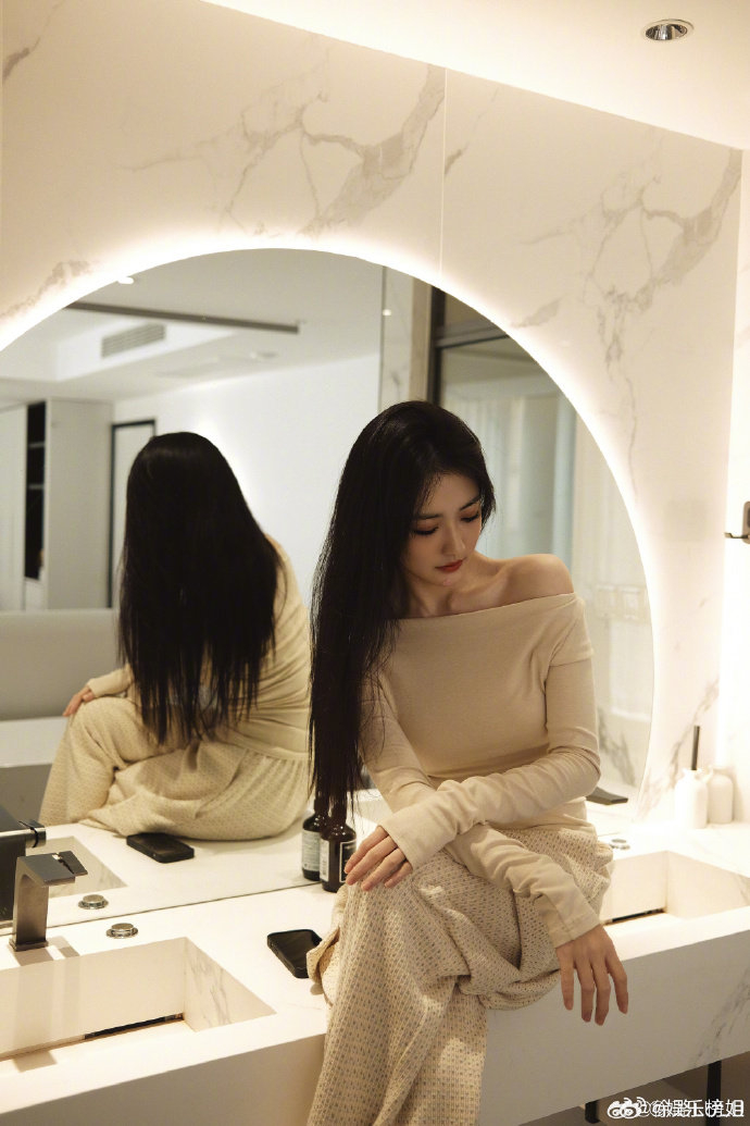 徐璐露肩营业照想在美女的锁骨上滑滑梯璐璐好美啊好迷人