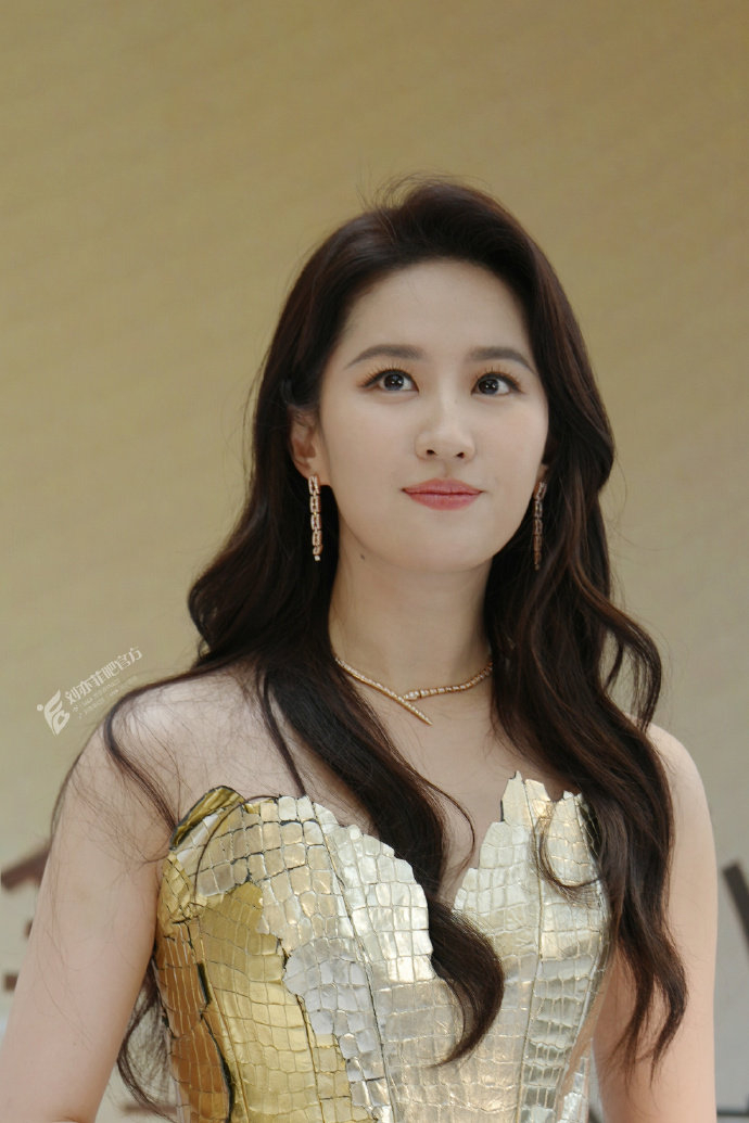 刘亦菲:逆境中绽放,坚韧铸就星光