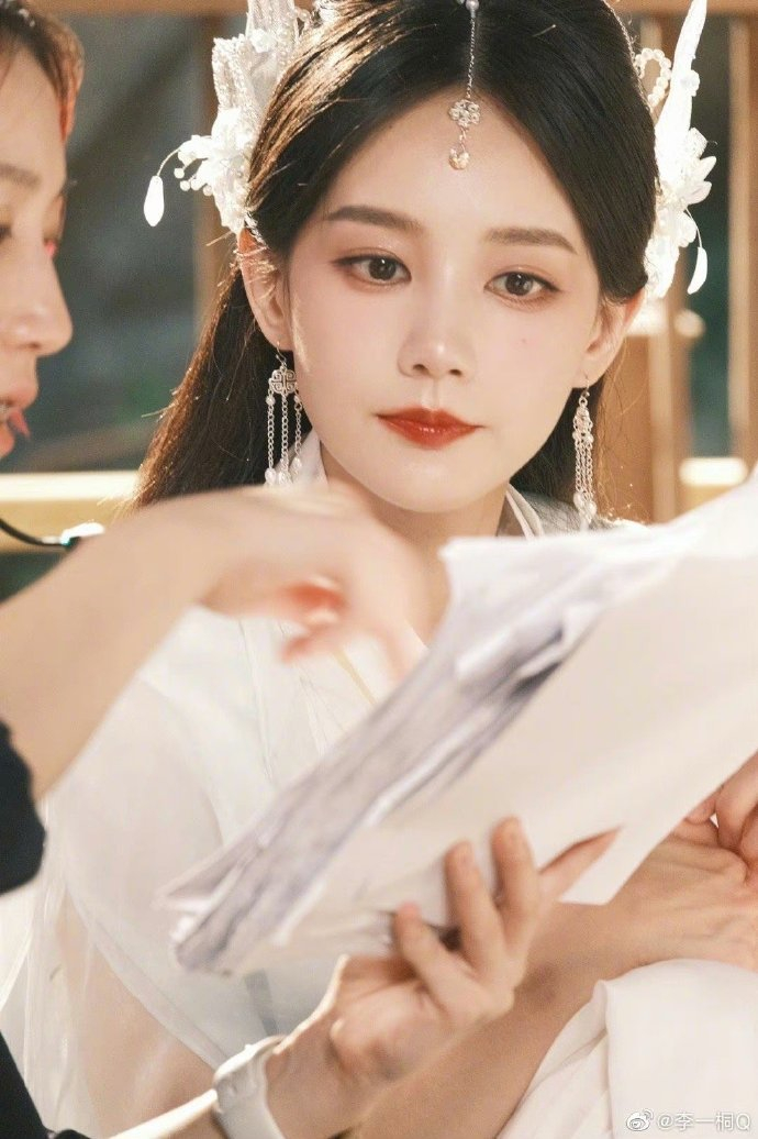李一桐六宫格花絮照是谁梦回司命了