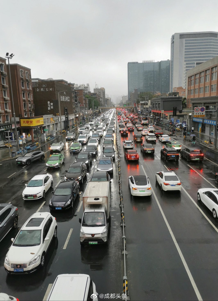 下雨 早高峰=成堵 你堵在哪里了? 图据网友