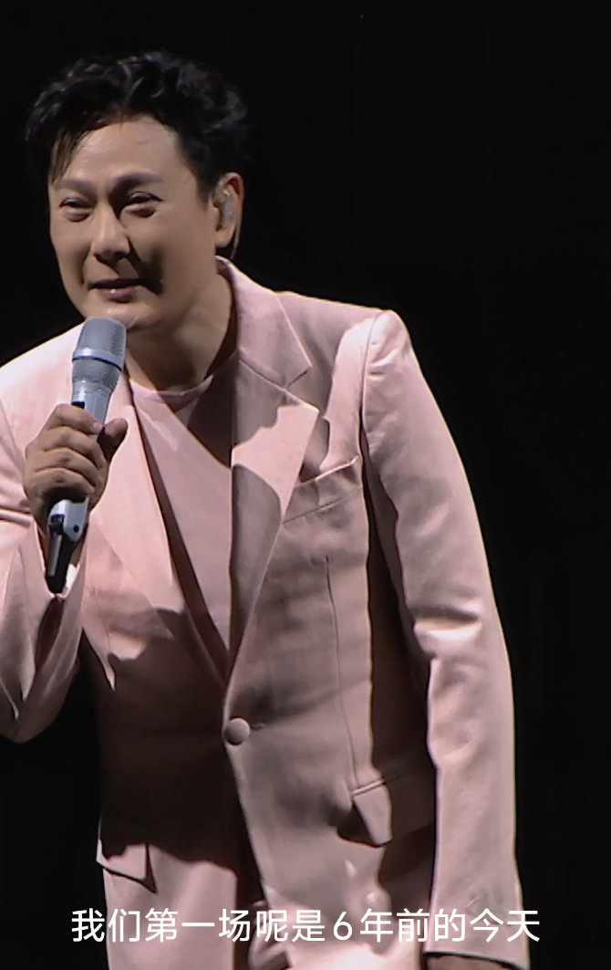 横跨6年时间的演唱会也能够让我们感受得到张信哲和歌迷之间的双向