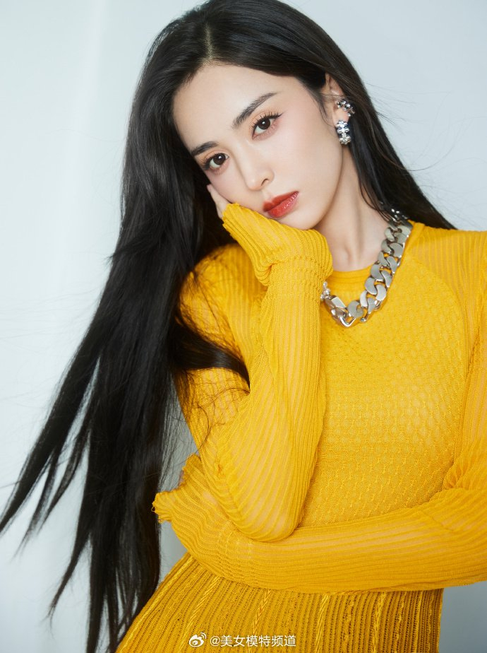 古力娜扎皓月星空写真曝光长发披肩尽显温柔妩媚