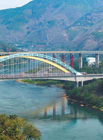 傣族自治州景洪市,昆明开往老挝万象的国际旅客列车驶过澜沧江大桥