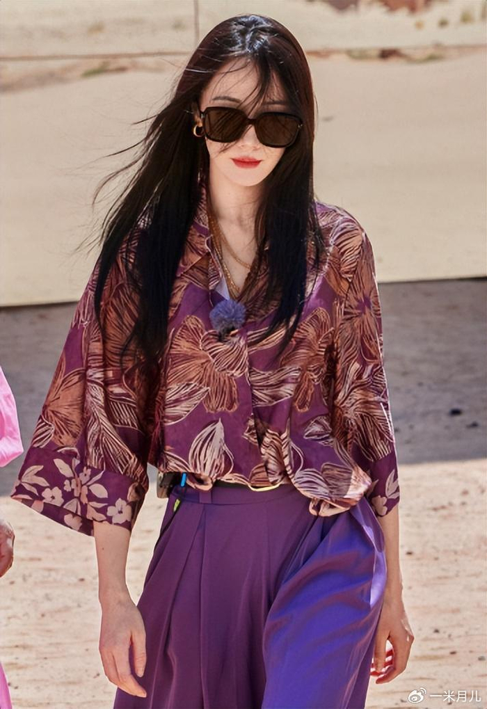 迪丽热巴沙漠写真墨镜红唇被赞气质女王