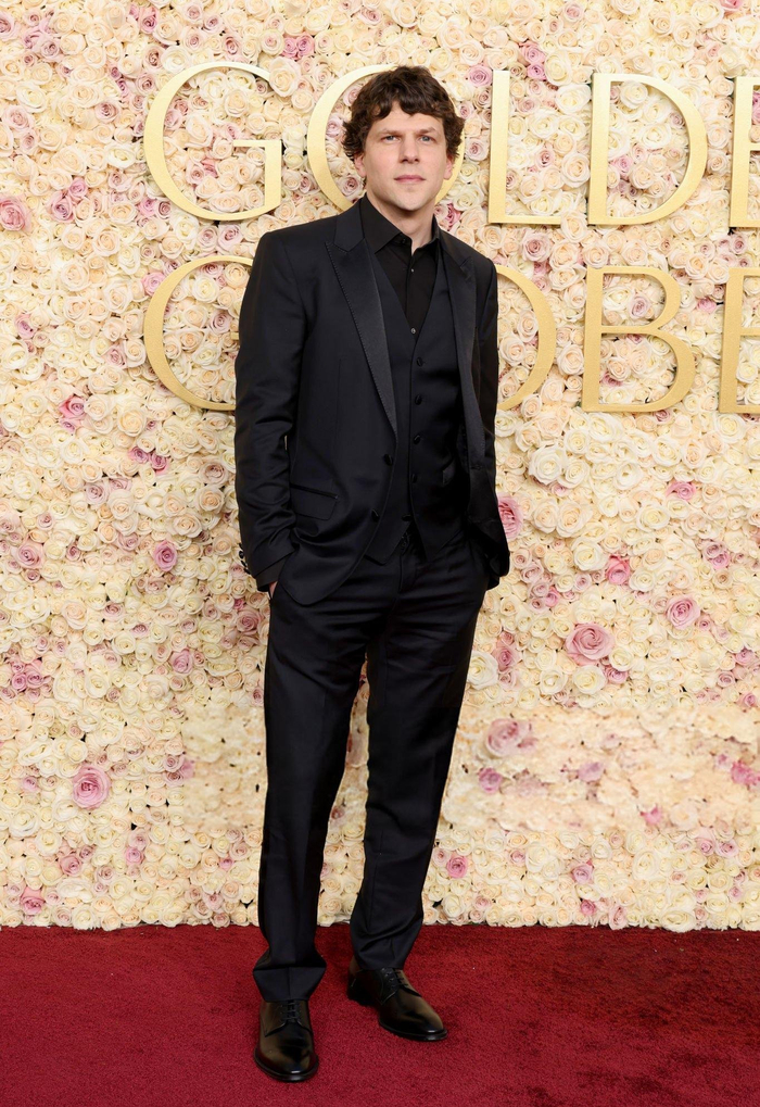 杰西·艾森伯格亮相2025年金球奖红毯 金球奖