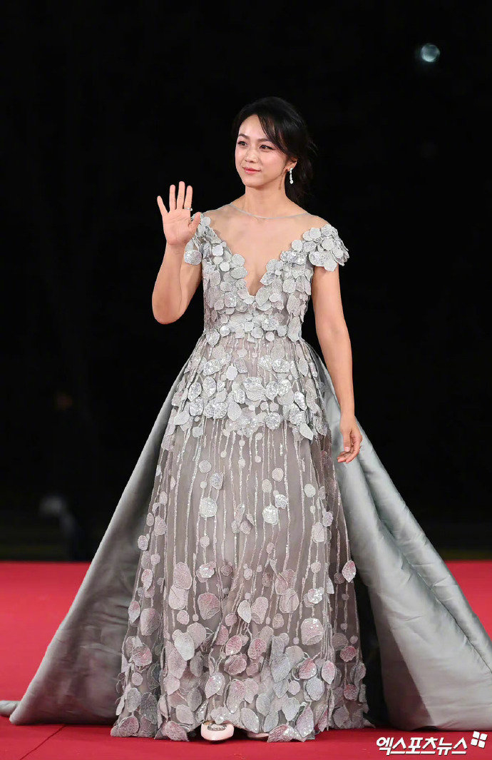 1/ 6第 44 届韩国电影青龙奖颁奖典礼红毯,一身elie saab 2021 秋冬