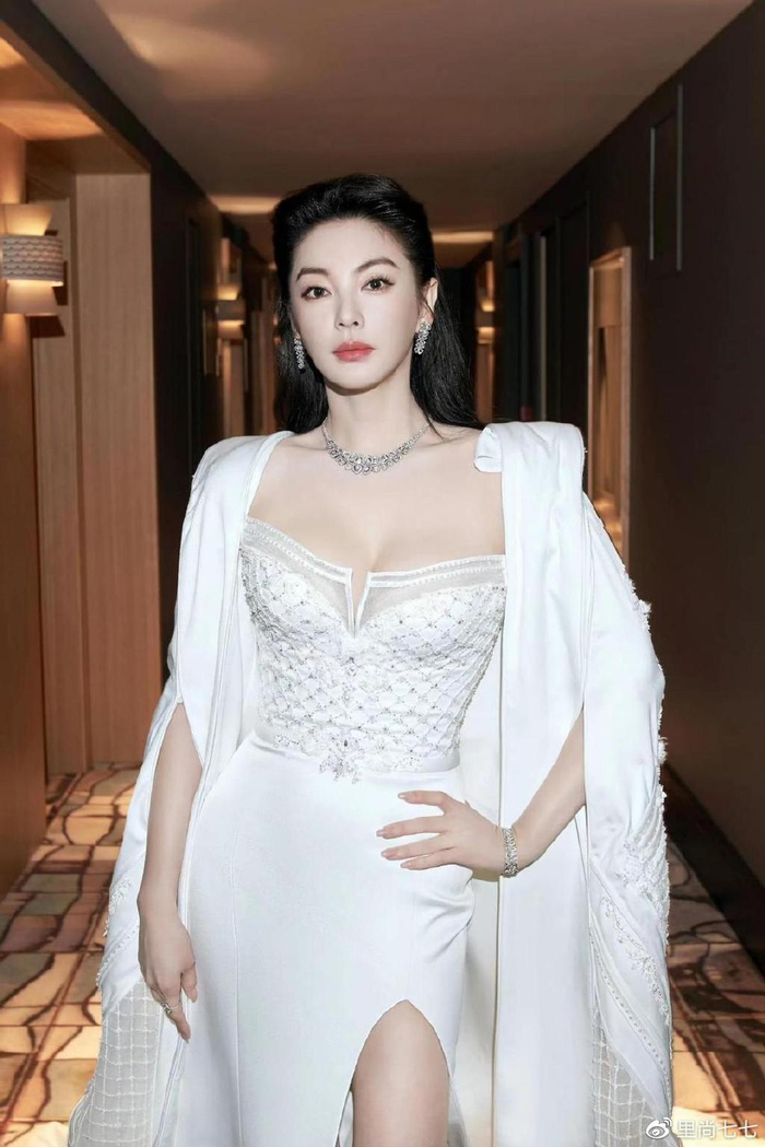 换妆发堪比换脸!张雨绮终于找到行李,穿白裙美出新高度让人惊艳