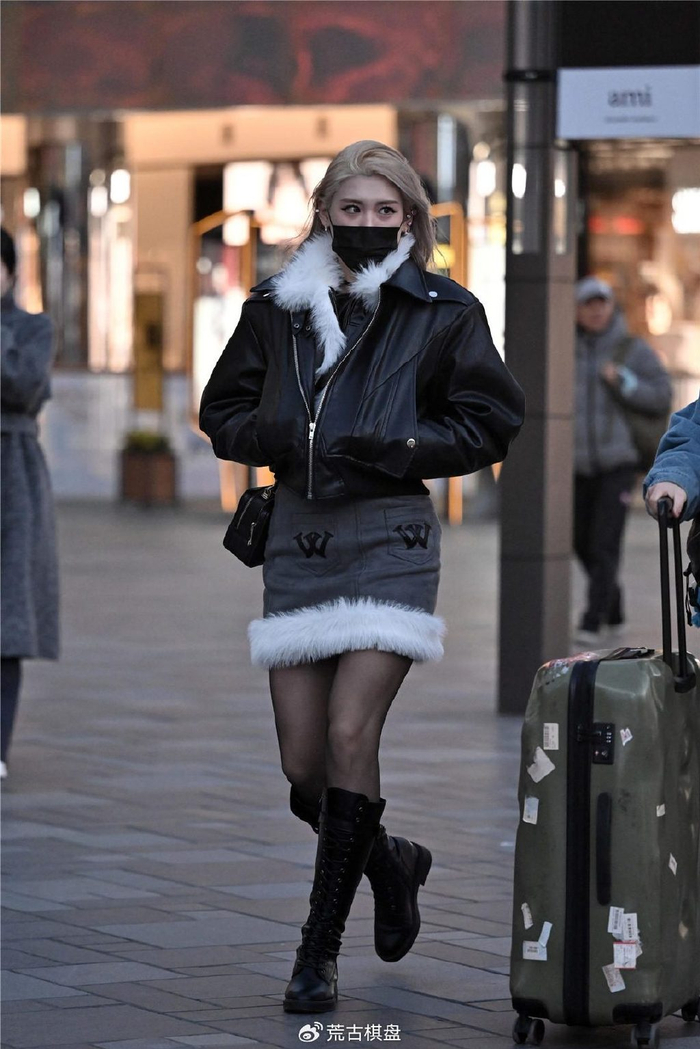 的长靴,真皮的款式,系带的设计,这样靴筒可以更加合身,不是过膝的风格