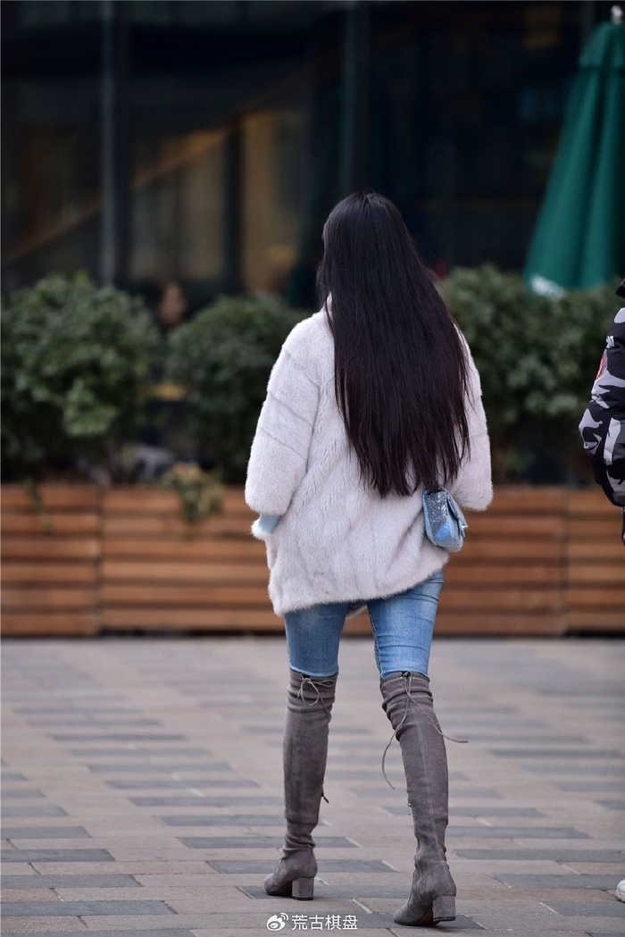 深灰色的粗跟过膝靴5厘米的细跟设计搭配浅蓝色的紧身牛仔裤