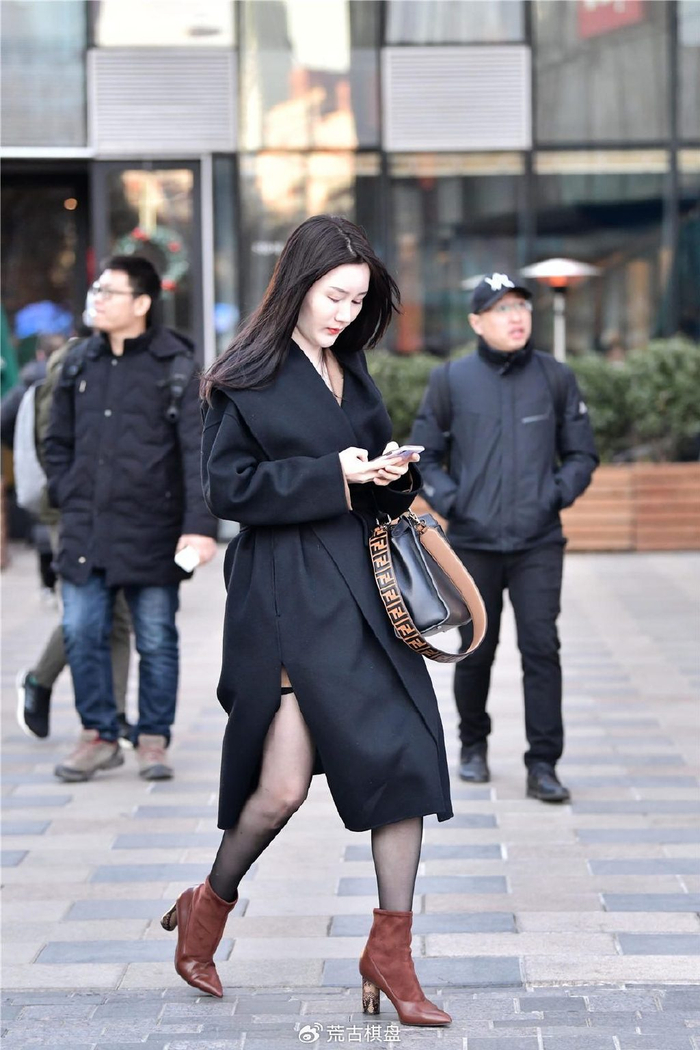 棕色尖头粗跟短靴,真皮和布面的拼接,搭配黑色丝袜和大衣|粗跟|短靴