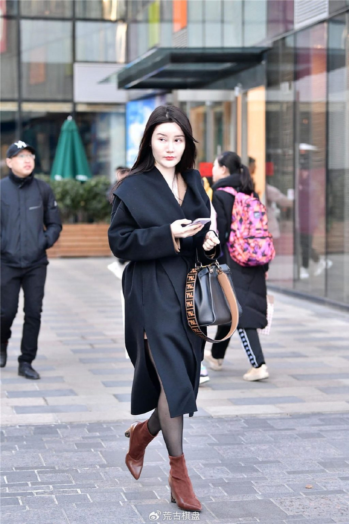 棕色尖头粗跟短靴,真皮和布面的拼接,搭配黑色丝袜和大衣