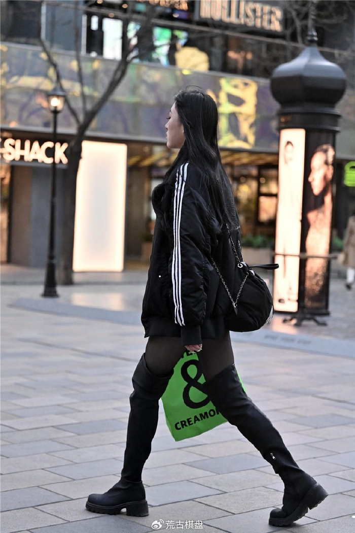 长靴搭配黑色丝袜也是冬季的经典搭配可以选择的风格也很多