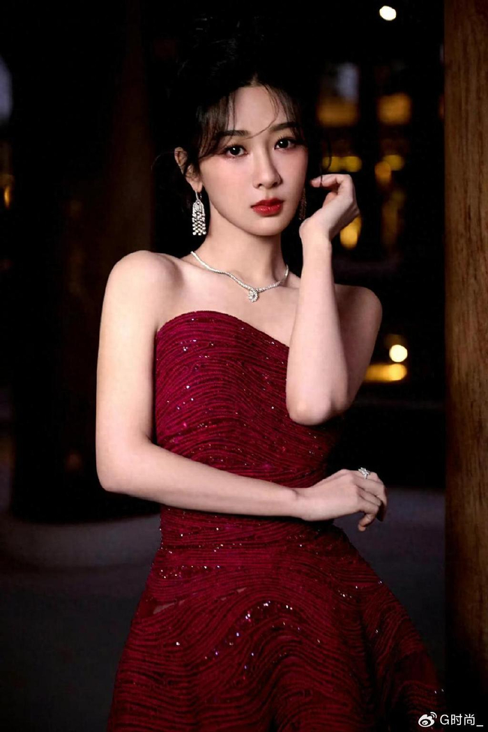 夜幕星河中的红裙女神杨紫的浪漫穿搭