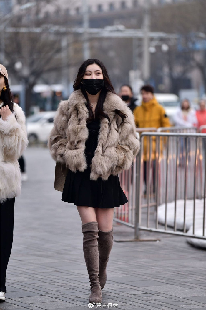 麻灰色的过膝靴,磨砂修身的款式,搭配黑色连衣短裙