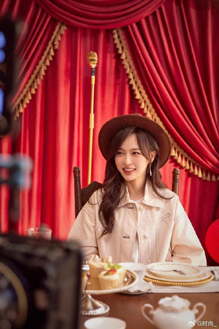 唐嫣带火了一种时髦穿搭短外套白t恤牛仔帽高级洋气又显贵