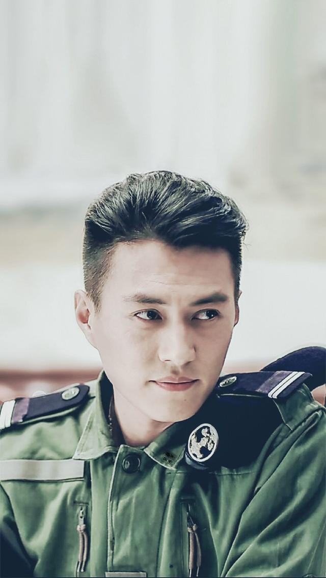 2010年,靳东与李佳饰演《青春不言败》时,两个人在剧中饰演一对情侣.