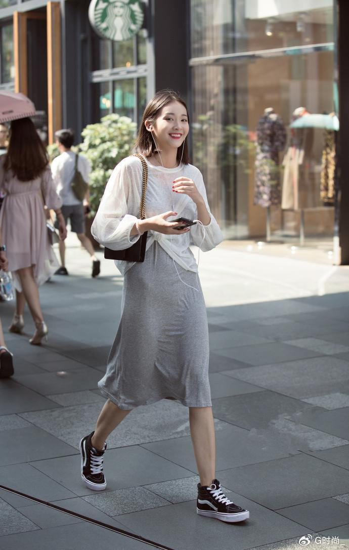 女人可以不漂亮,但一定要有气质!学简约"t恤 长裙",优雅大气