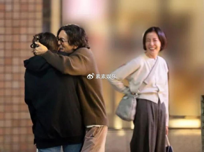 50岁宫泽理惠近照曝光,优雅气质不变,和老公森田刚牵手很恩爱__财经头条__新浪财经