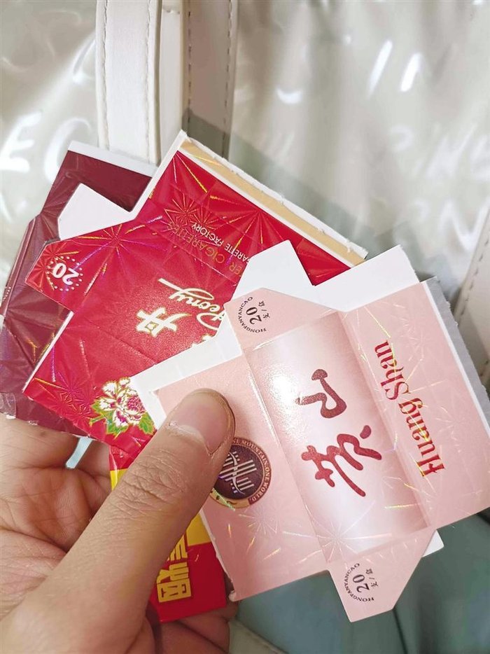 为了搜集烟盒,孩子除了盯着家里的烟盒,还会找爷爷,外公或其他亲戚