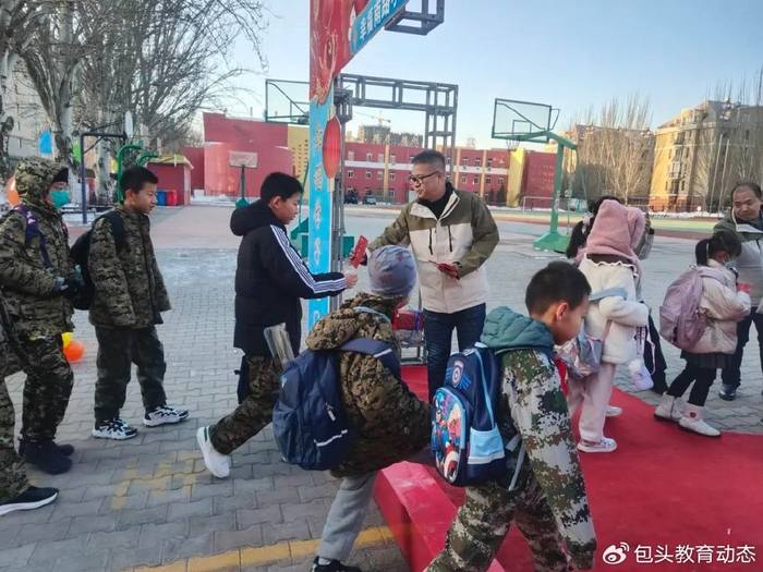 包头市青山区幸福南路小学教育联盟二校区迎接热辣滚烫的新学期