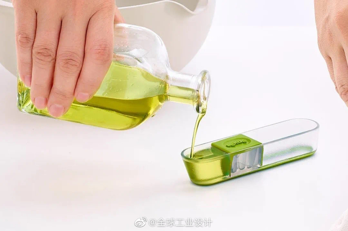 量杯勺子的设计为做饭的人提供了极大的方便lékué