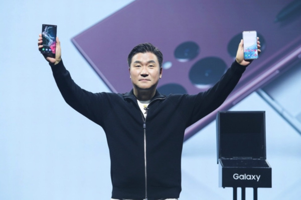 三星嘲讽iPhone14缺乏创新,网友吐槽:脸还没被打肿吗?__财经头条__新浪财经