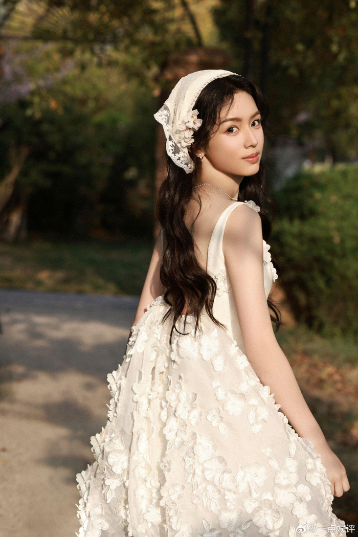 周也清纯可爱新生代小花