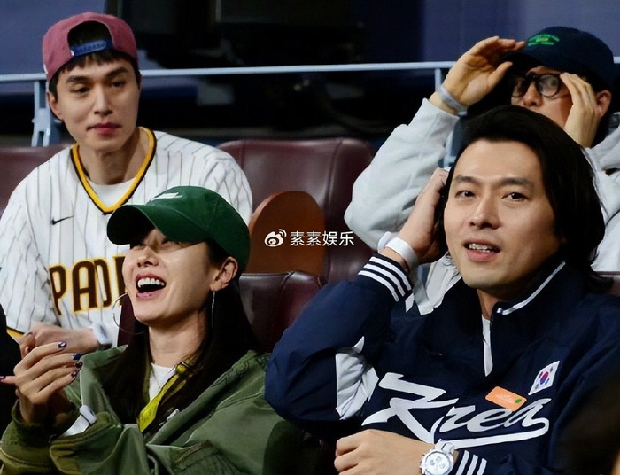 玄彬为孙艺珍拍吃饭照片,孙仙戴手镯和钻戒耳环出镜,笑容灿烂