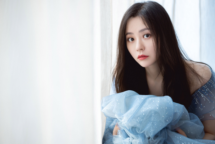 张靓颖 雾霾蓝抹胸仙女裙，沉静优雅，悦动心弦……|张靓颖|雾霾|悦动|心弦|仙女裙|抹胸|眼眸|优雅_新浪新闻
