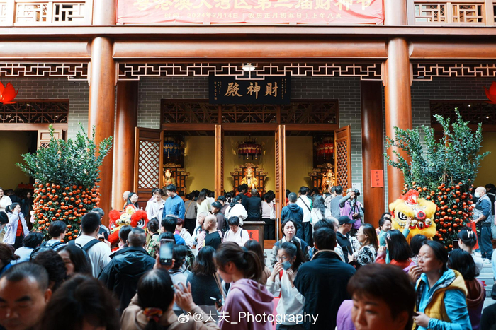 大佛寺财神殿一早就好多人过来拜财神