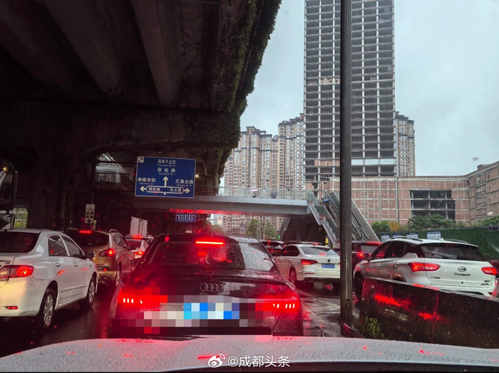 下雨 早高峰=成堵 你堵在哪里了? 图据网友