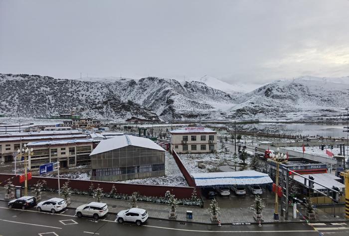 西藏那曲的嘉黎县,一觉醒来偶遇了这一场雪