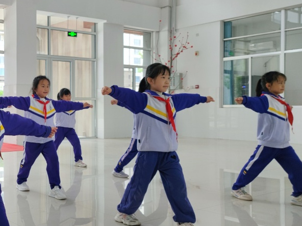 【寿光现代明德学校百日提升行动】阳光课间操 活力满校园|课间操|明德|寿光_新浪新闻