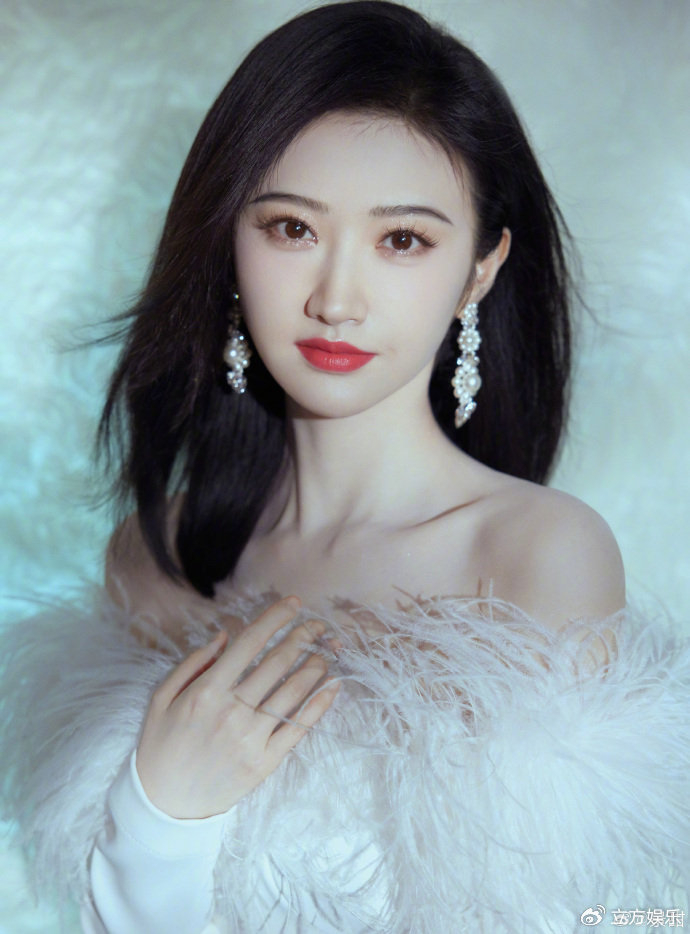 景甜穿白色羽毛露肩裙秀锁骨眼神温柔优雅迷人