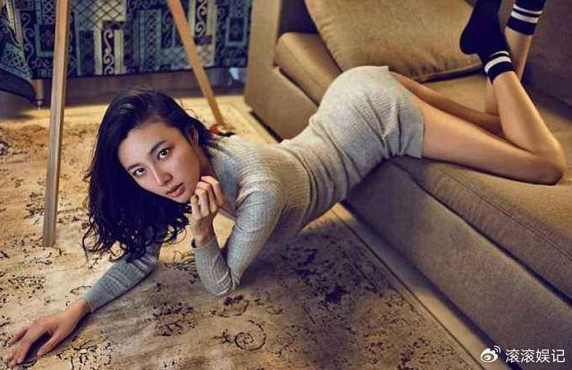 浸淫,换上现代装的她让人看了脸红,给人一种从头到脚都非常性感的感觉
