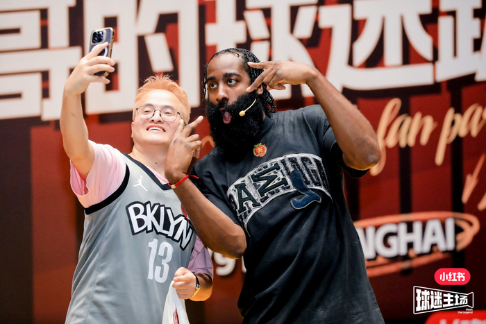 有求必应哈登中国行第一站的现场球迷真是太幸福啦