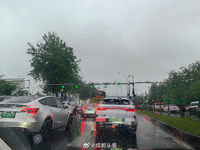 下雨 早高峰=成堵 你堵在哪里了? 图据网友