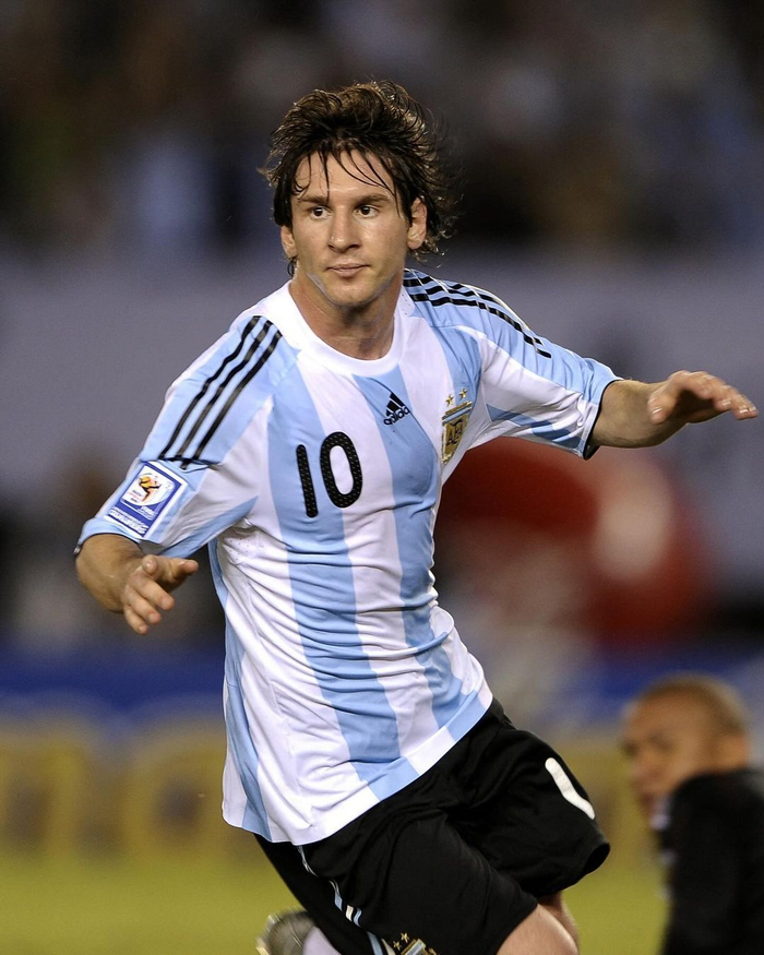 15年前的今天梅西首次穿上了阿根廷10号球衣对阵委内瑞拉