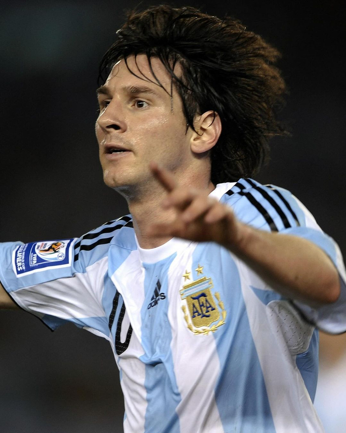 15年前的今天梅西首次穿上了阿根廷10号球衣对阵委内瑞拉